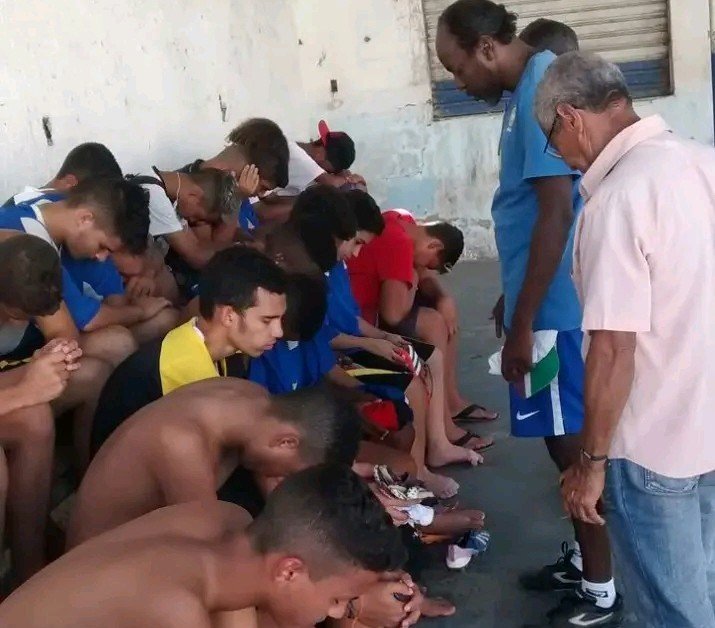 foto do professor Pedro com alunos